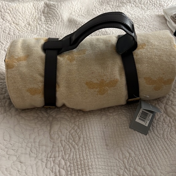 Bees knitted picnic blanket BNWT - Picture 2 of 4